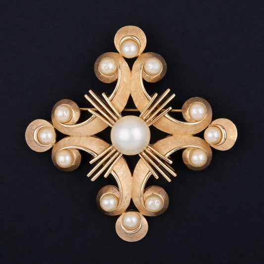 Trifari-große-Perlenbrosche-im-Malteser-Kreuz-Design