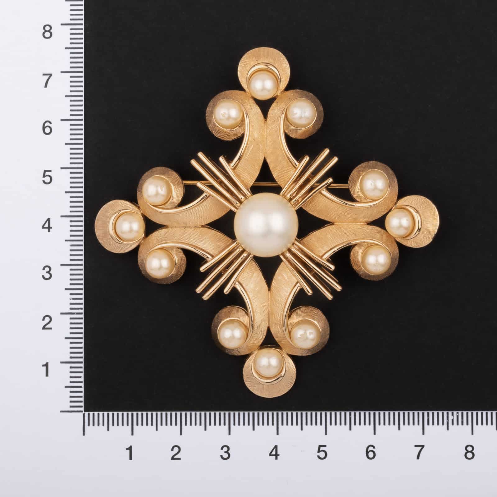 Trifari-große-Perlenbrosche-im-Malteser-Kreuz-Design