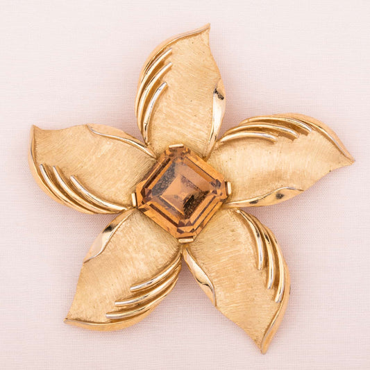 Goldfarbene Blumen Brosche von Trifari mit eckigem Strassstein