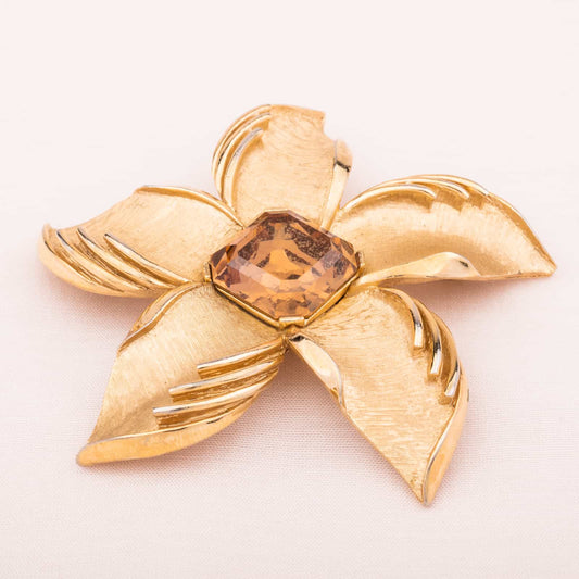 Goldfarbene Blumen Brosche von Trifari mit eckigem Strassstein