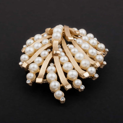 Trifari-vergoldete-Brosche-mit-Perlen-und-kleinen-Strasssteinen