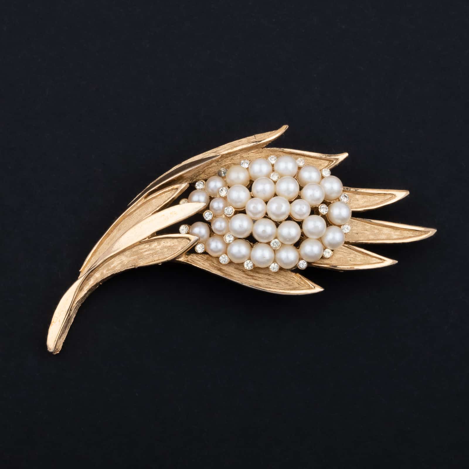 Trifari-florale-Brosche-mit-Perlen-und-Strass
