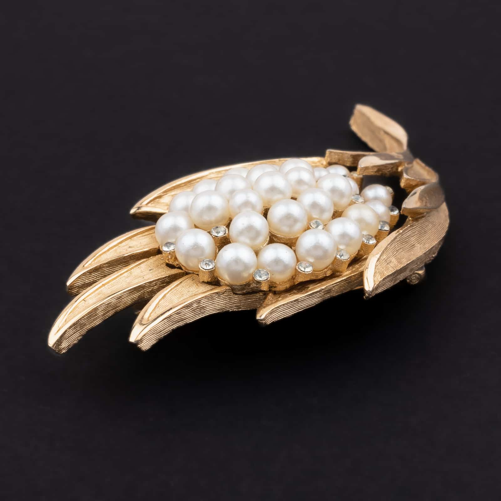 Trifari-florale-Brosche-mit-Perlen-und-Strass