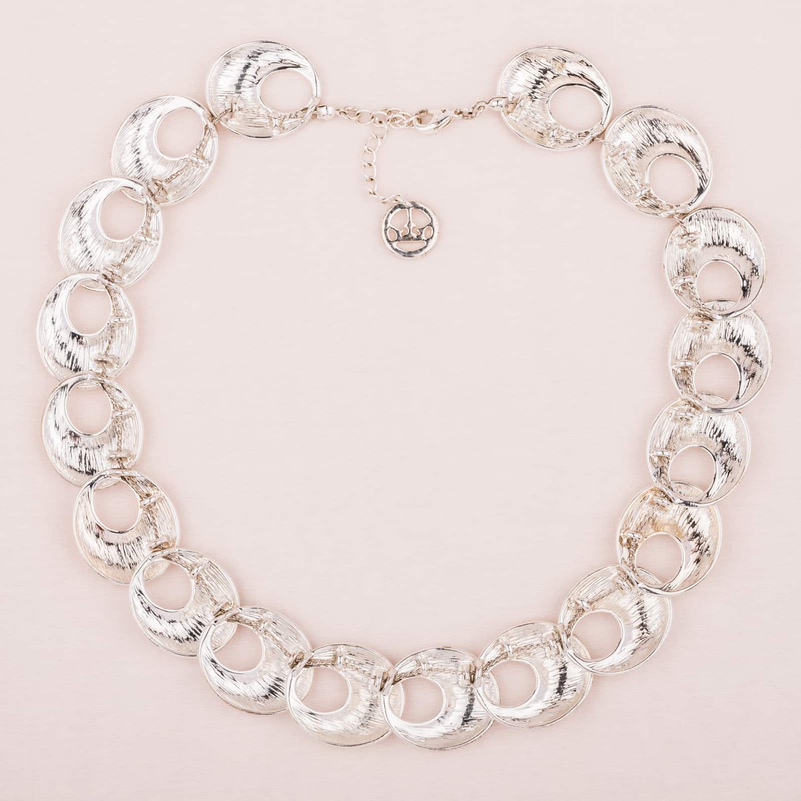 Trifari-silberfarbenes-Collier-ovale-Metallelemente-90s-Rückseite