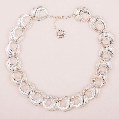 Trifari-silberfarbenes-Collier-ovale-Metallelemente-90s-Rückseite