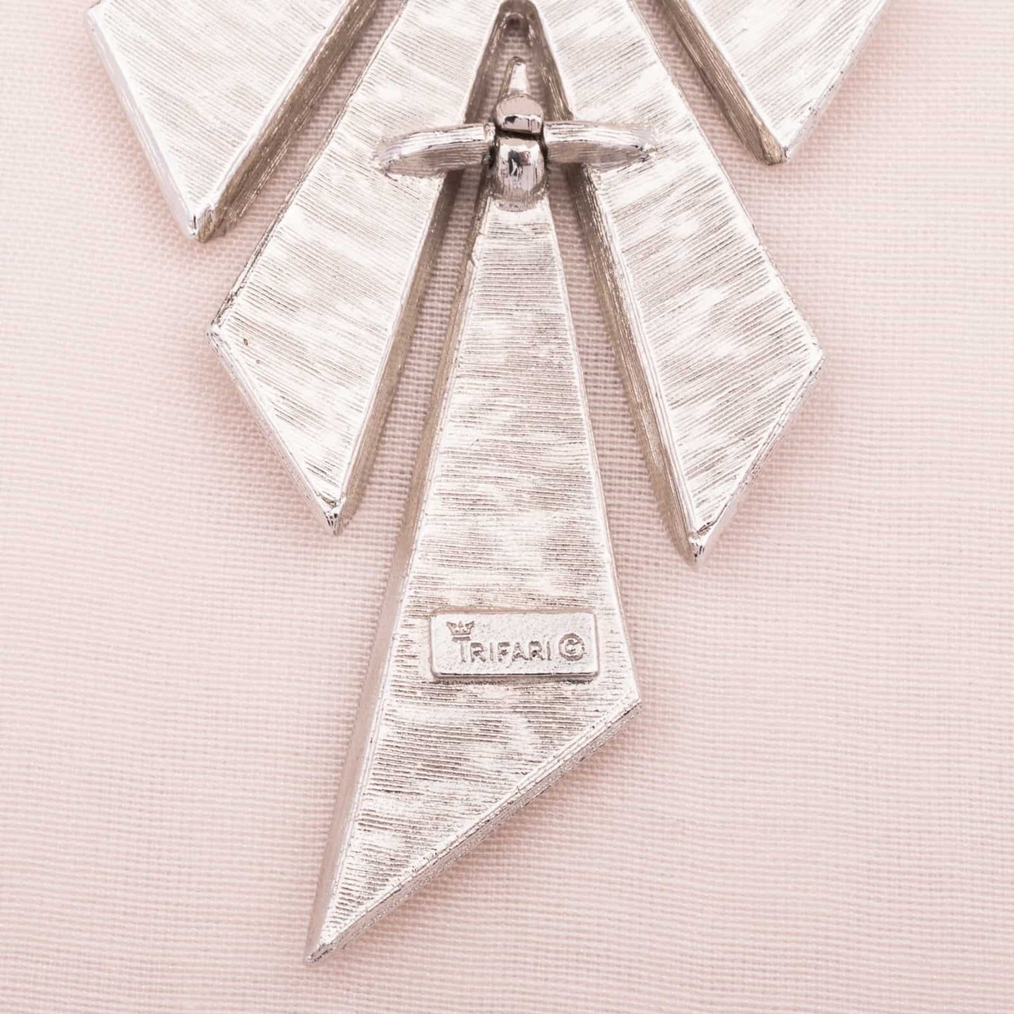 Silberfarbene Trifari Halskette mit Crown Logo Marke