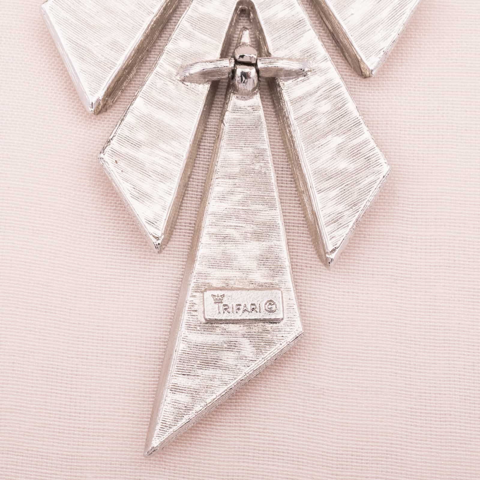 Silberfarbene Trifari Halskette mit Crown Logo Marke