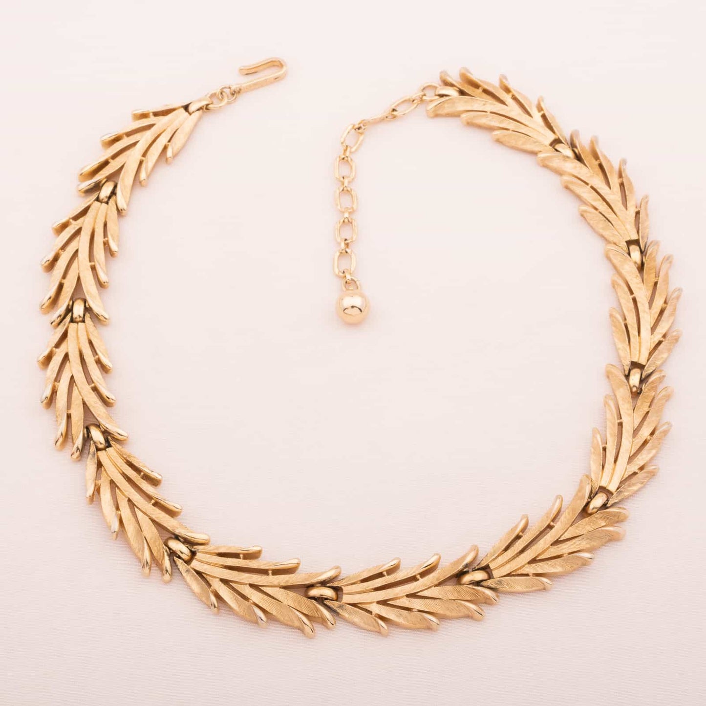 Trifari-Halskette-goldfarbene-schmale-Blätter-60s