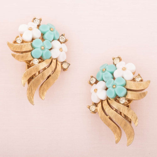 Vintage Ohrclips von TRIFARI mit weißen und türkisfarbenen Blumen
