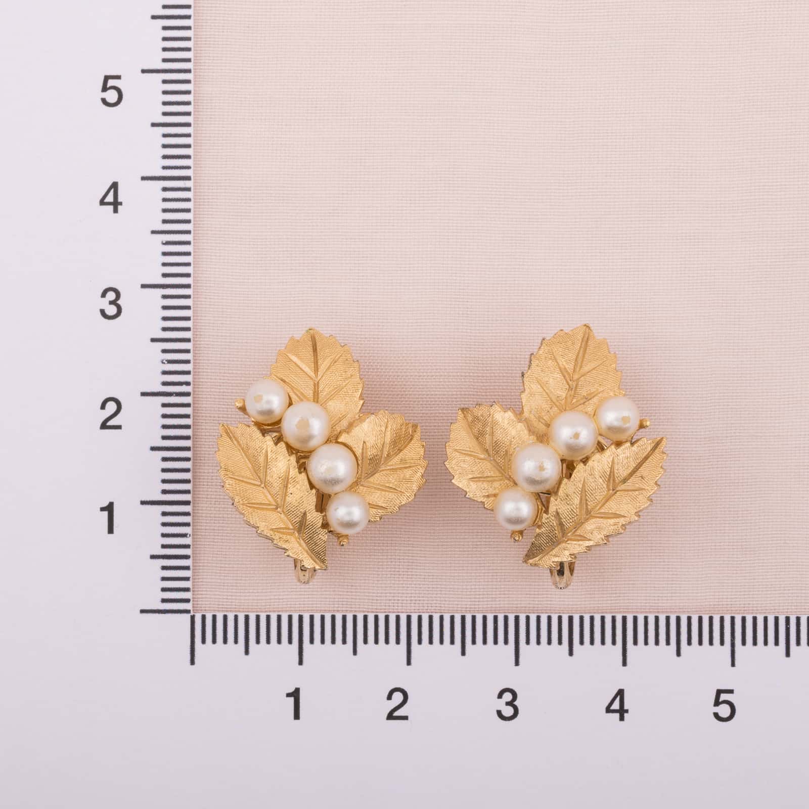 Trifari-Blätter-Ohrclips-mit-Perlen