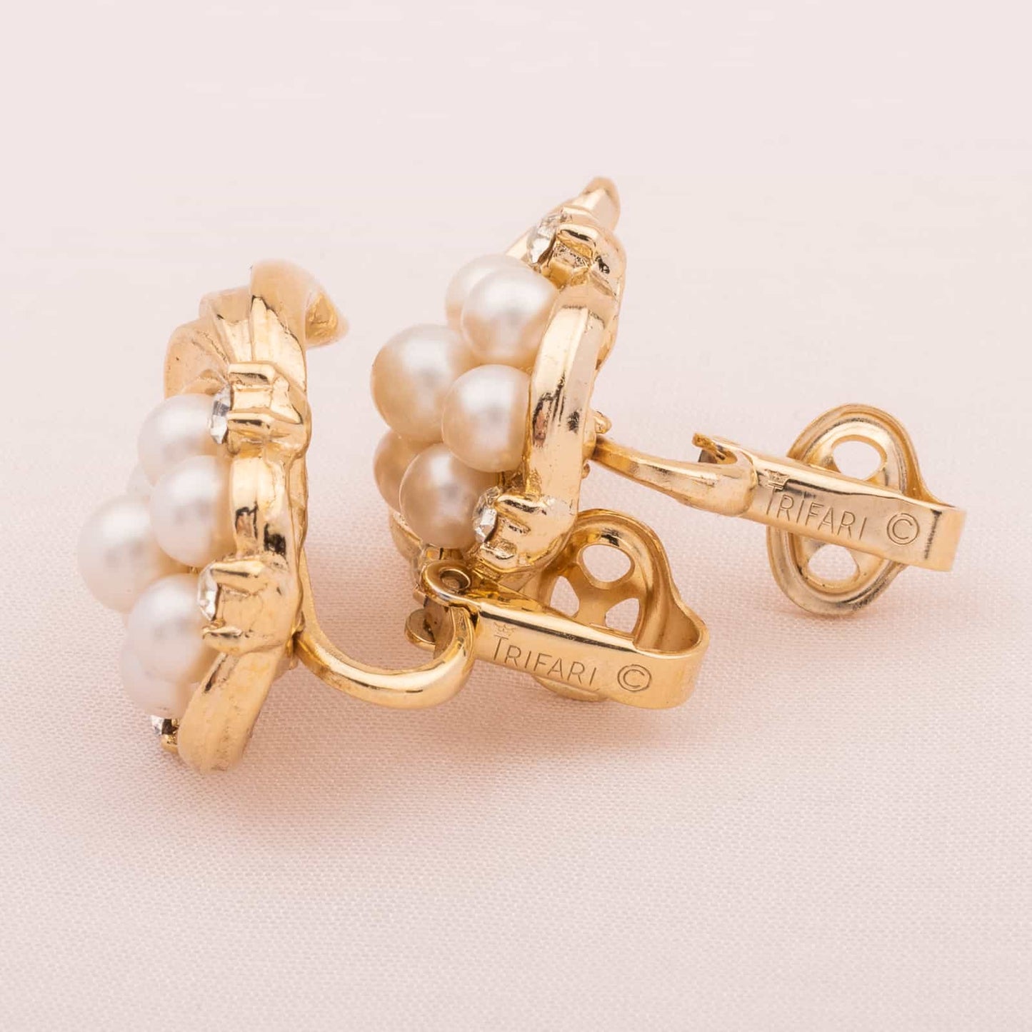Trifari-Perlen-Strass-Ohrclips-60s-Signatur