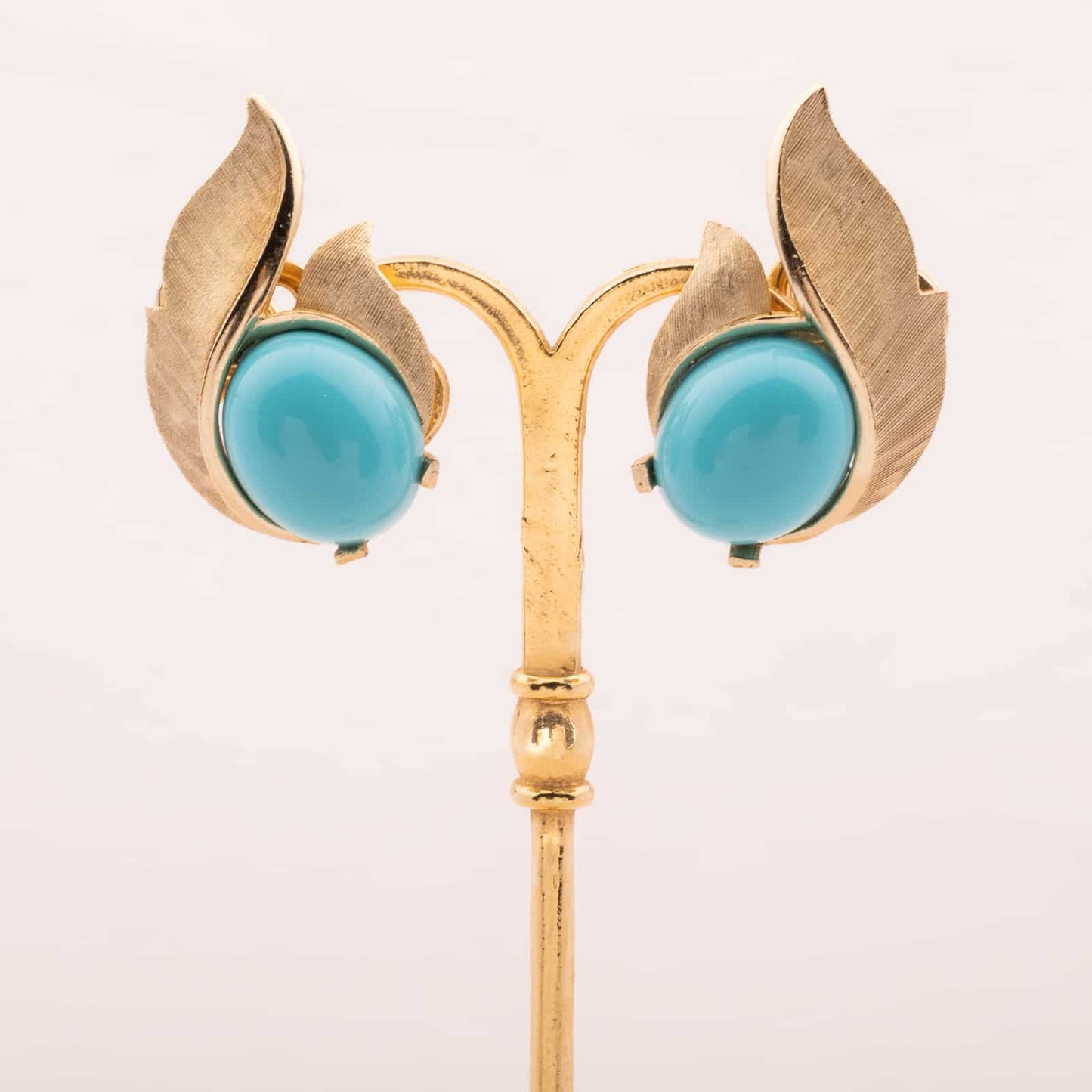 Trifari-goldfarbene-Ohrclips-mit-türkisfarbenen-Cabochons-60s