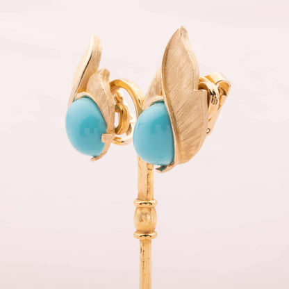 Trifari-goldfarbene-Ohrclips-mit-türkisfarbenen-Cabochons-60s