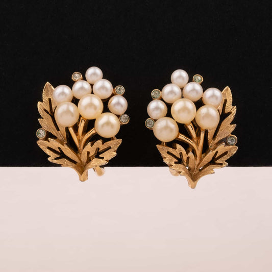 Trifari-florale-Ohrclips-mit-Perlen-und-Strass-60s