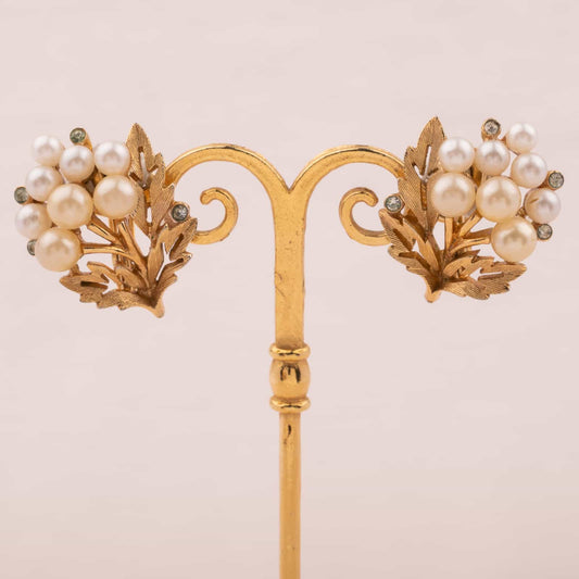 Trifari-florale-Ohrclips-mit-Perlen-und-Strass-60s