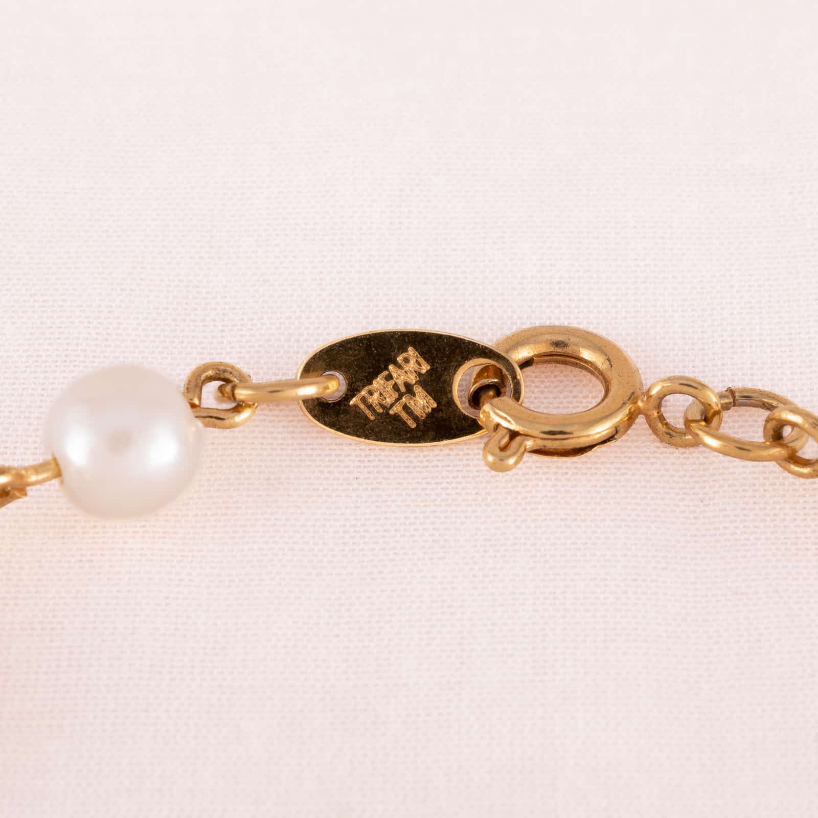Trifari-Armband-vergoldete-Herz-Perlen-Signatur