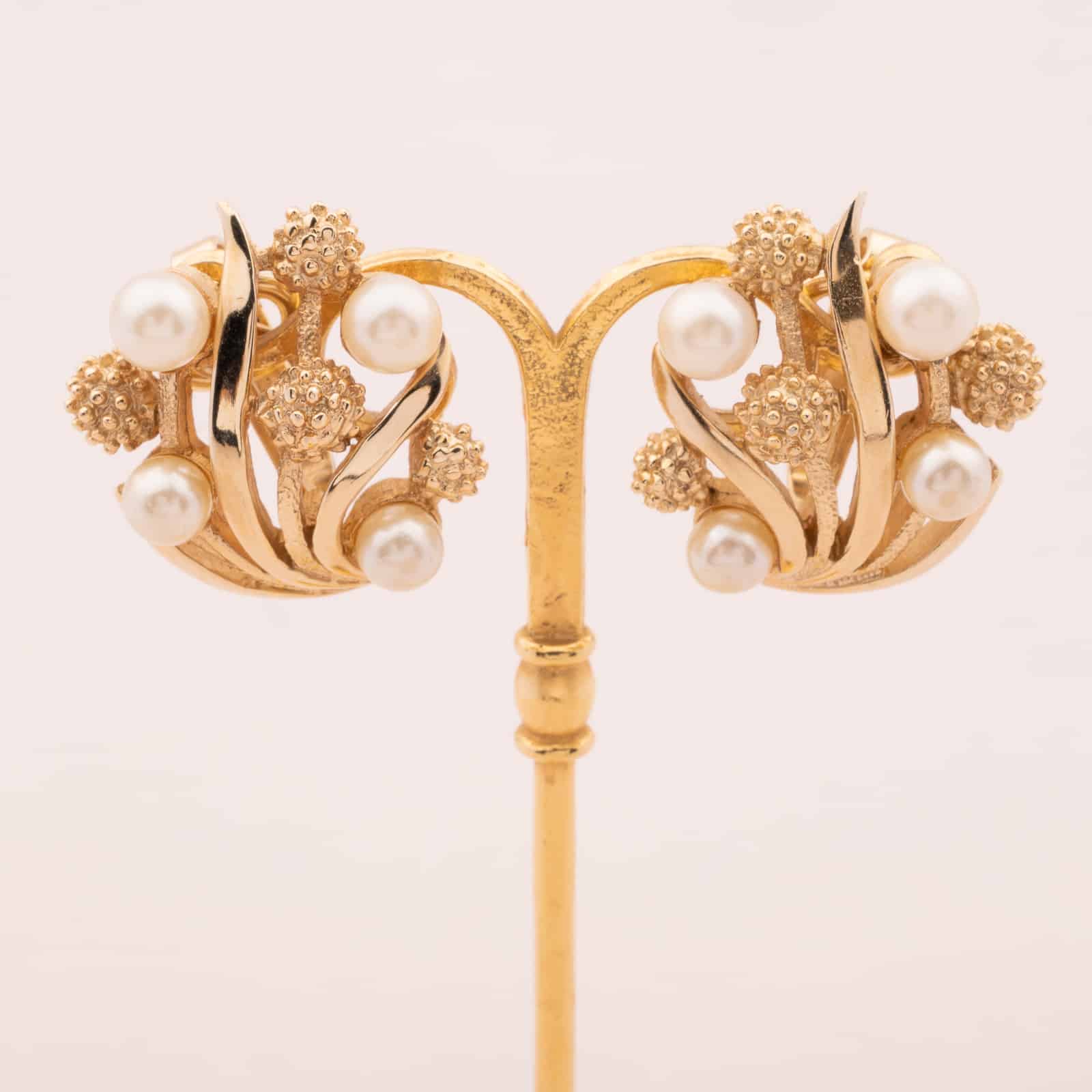 Trifari-Ohrclips-floral-mit-Perlen-60s