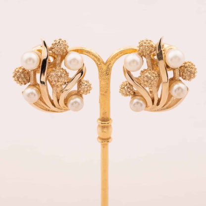 Trifari-Ohrclips-floral-mit-Perlen-60s