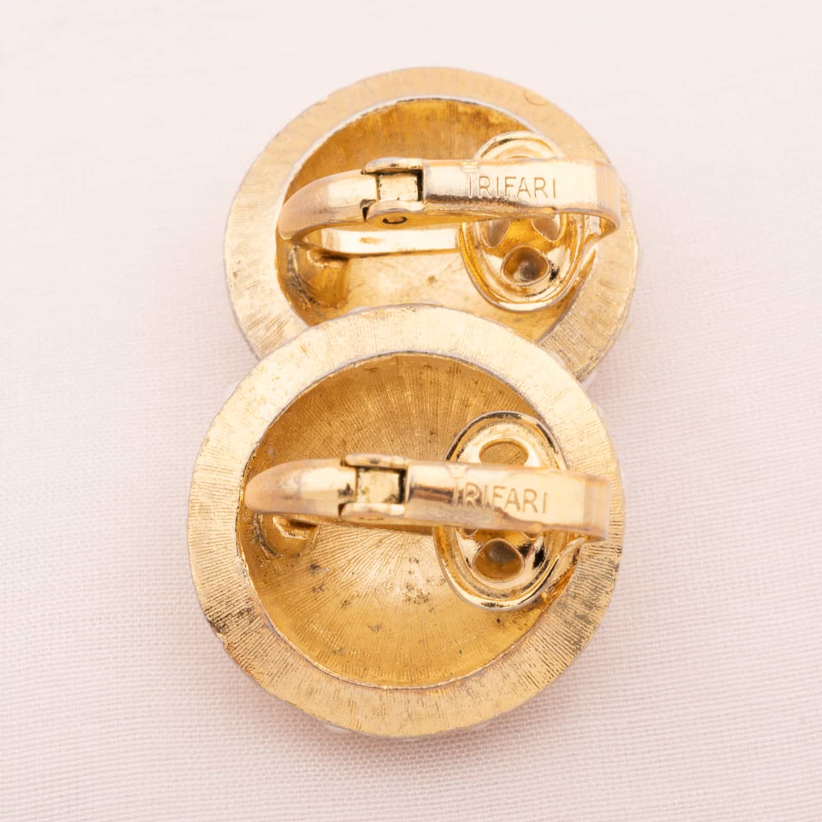 Trifari-runde-Ohrclips-60s-Signatur