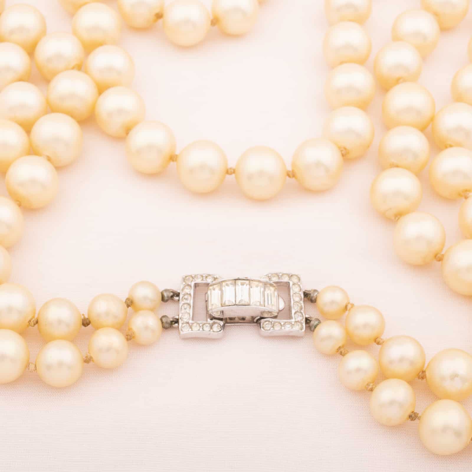 Trifari-Perlenkette-zweireihig-mit-Strass-Verschluss-40s-50s