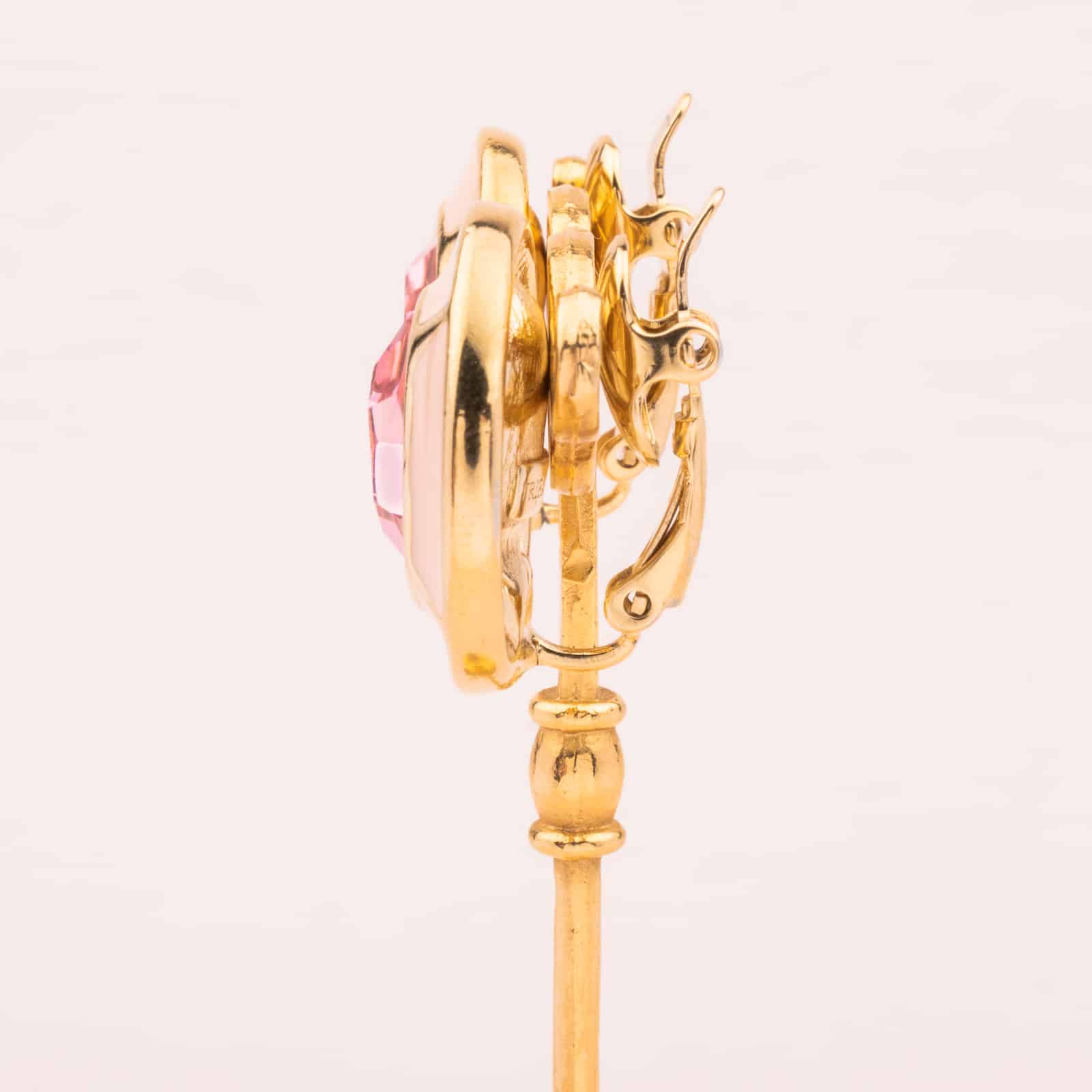 Rosa Trifari Ohrclips mit ovalem Strassstein Seitenansicht