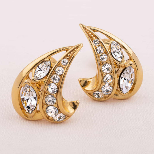 Trifari-vergoldete-Vintage-Ohrclips-geschwungene-Form-Strasssteine