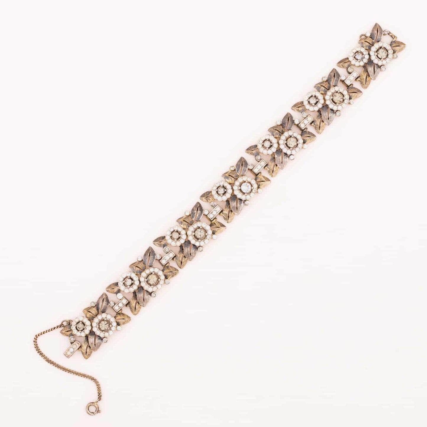Trifari-Vintage-Armband-mit-grauen-und-weißen-Strasssteinen