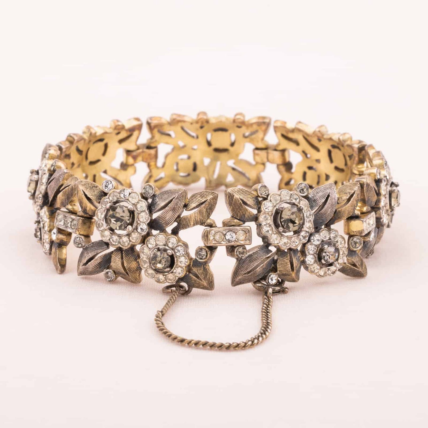 Trifari-Vintage-Armband-mit-grauen-und-weißen-Strasssteinen