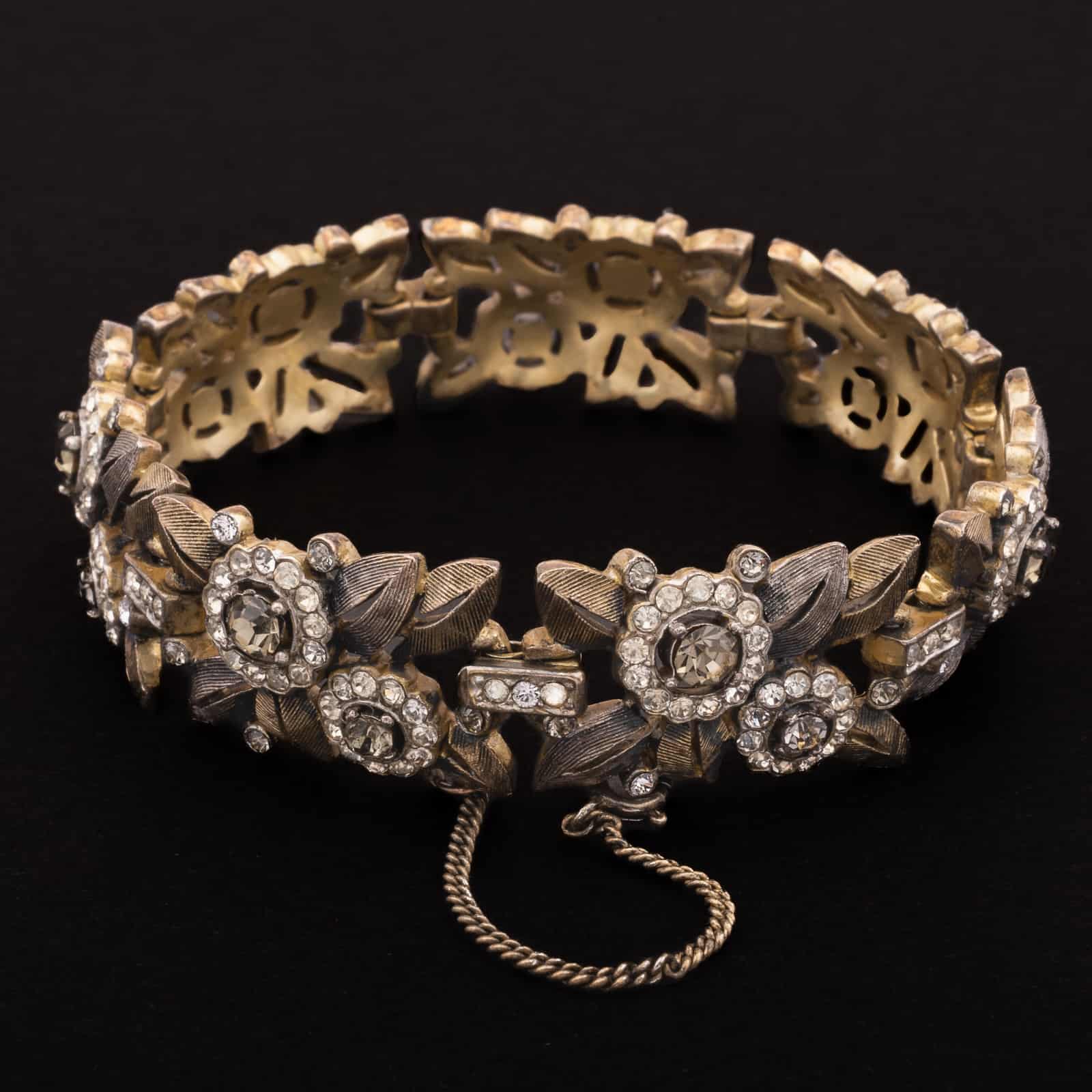 Trifari-Vintage-Armband-mit-grauen-und-weißen-Strasssteinen