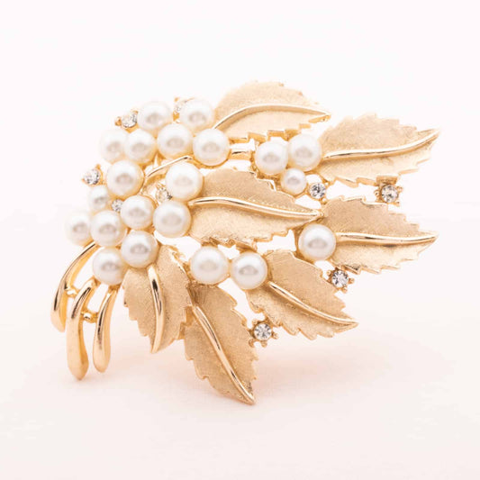 Trifari-Brosche-floral-mit-Perlen-und-Strass