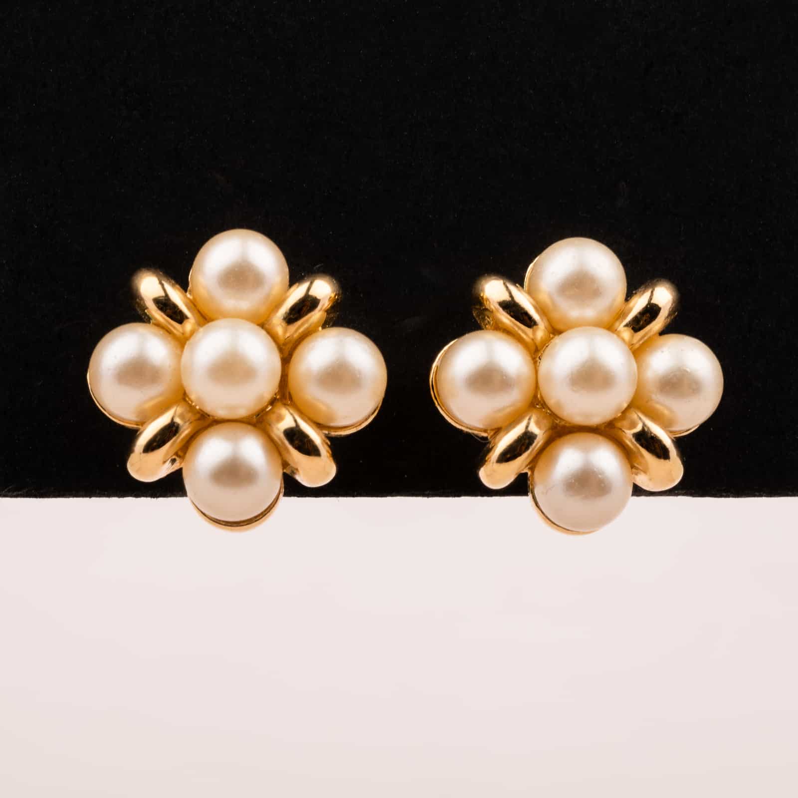 Trifari-kleine-Perlen-Ohrclips-floral