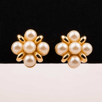 Trifari-kleine-Perlen-Ohrclips-floral