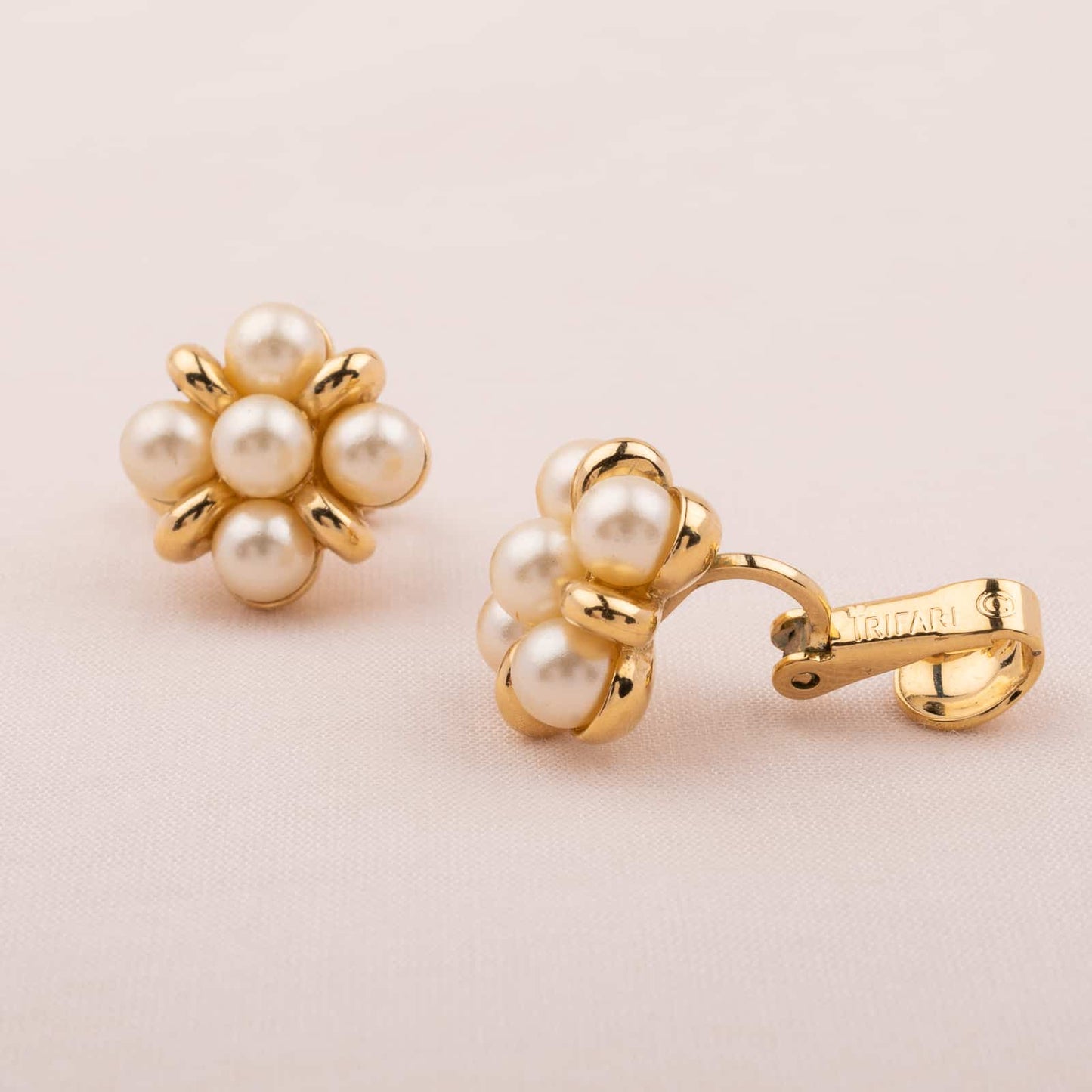 Trifari-kleine-Perlen-Ohrclips-floral
