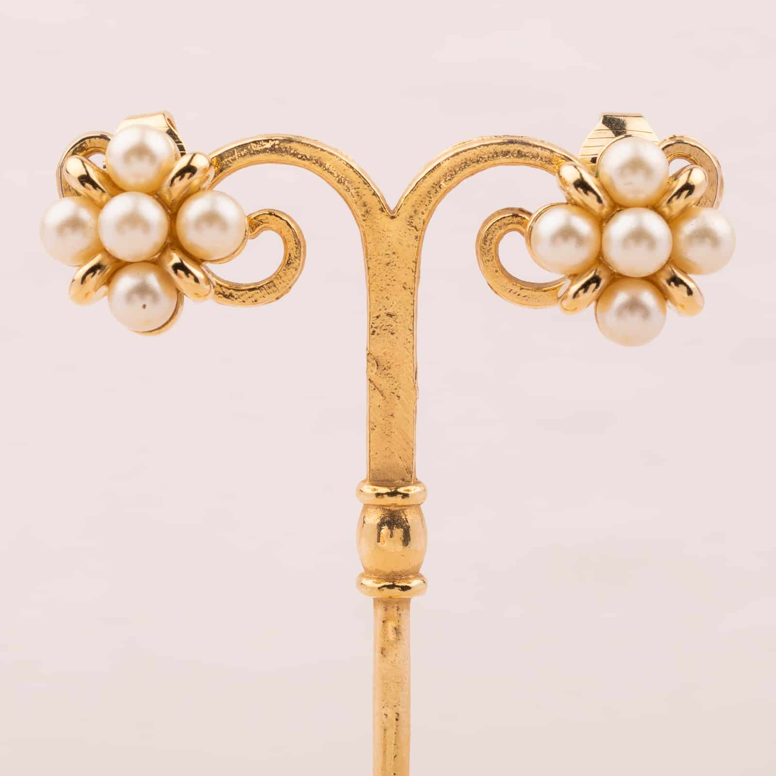Trifari-kleine-Perlen-Ohrclips-floral