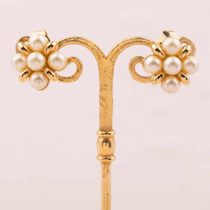 Trifari-kleine-Perlen-Ohrclips-floral