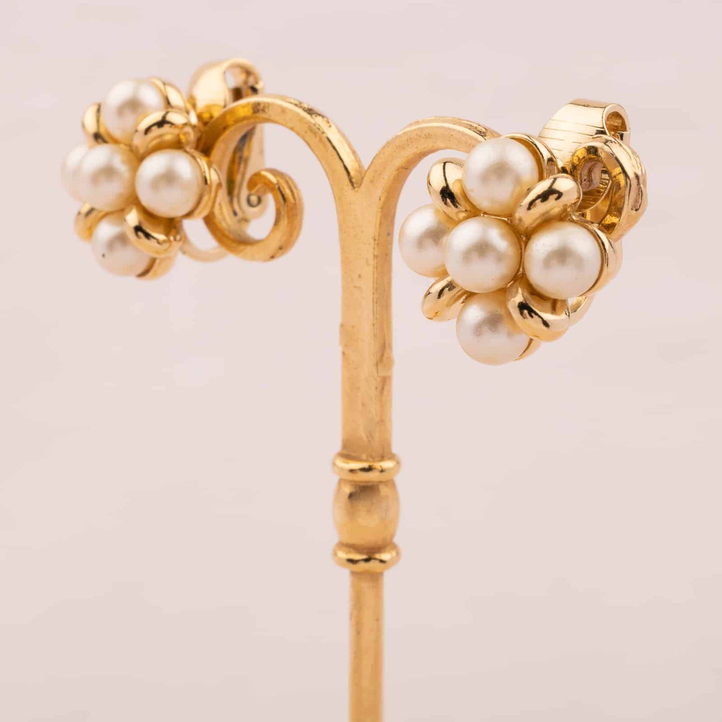 Trifari-kleine-Perlen-Ohrclips-floral