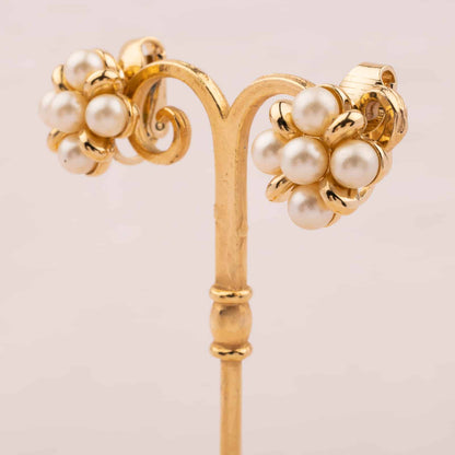 Trifari-kleine-Perlen-Ohrclips-floral