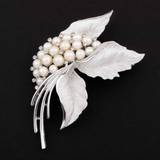 Trifari-silberfarbene-Blätter-Brosche-mit-Perlen-und-Strass