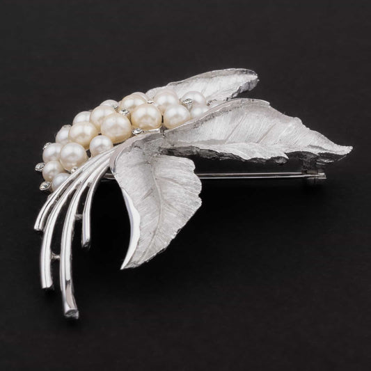 Trifari-silberfarbene-Blätter-Brosche-mit-Perlen-und-Strass