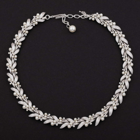 Trifari-silberfarbene-Halskette-mit-Perlen-und-Strass