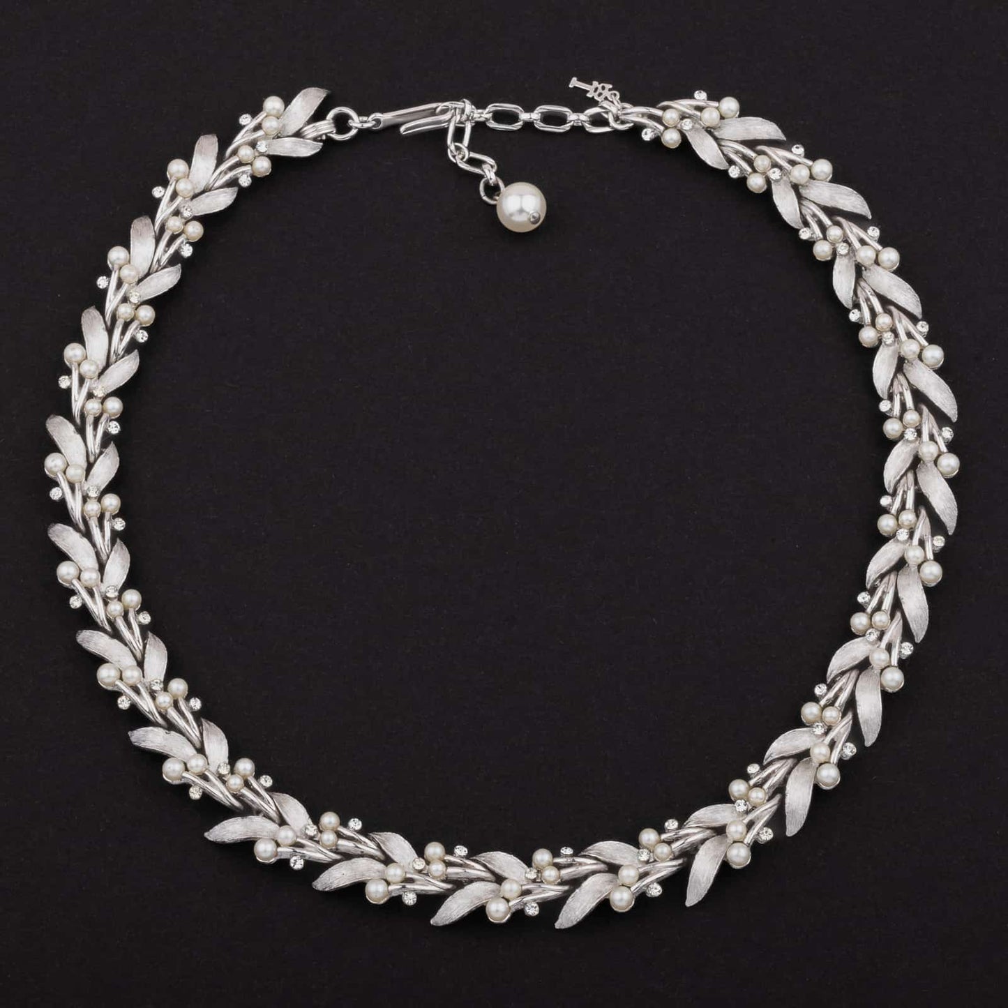Trifari-silberfarbene-Halskette-mit-Perlen-und-Strass