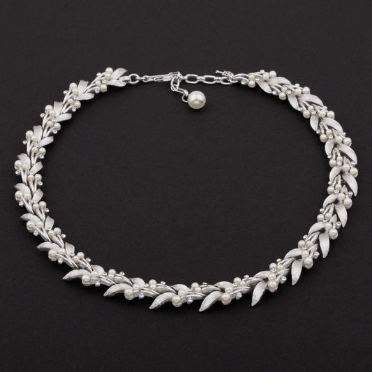 Trifari-silberfarbene-Halskette-mit-Perlen-und-Strass