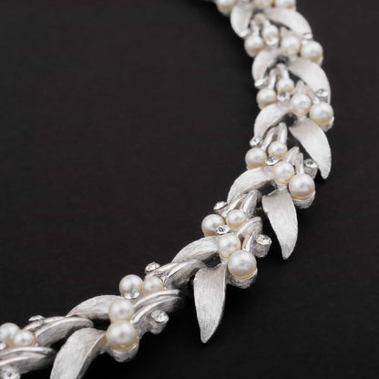 Trifari-silberfarbene-Halskette-mit-Perlen-und-Strass