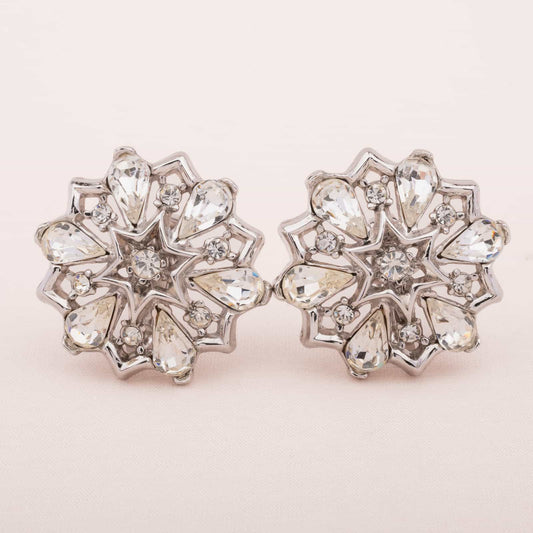 Trifari-silberfarbene-Strass-Ohrringe-als-Stern-Blume