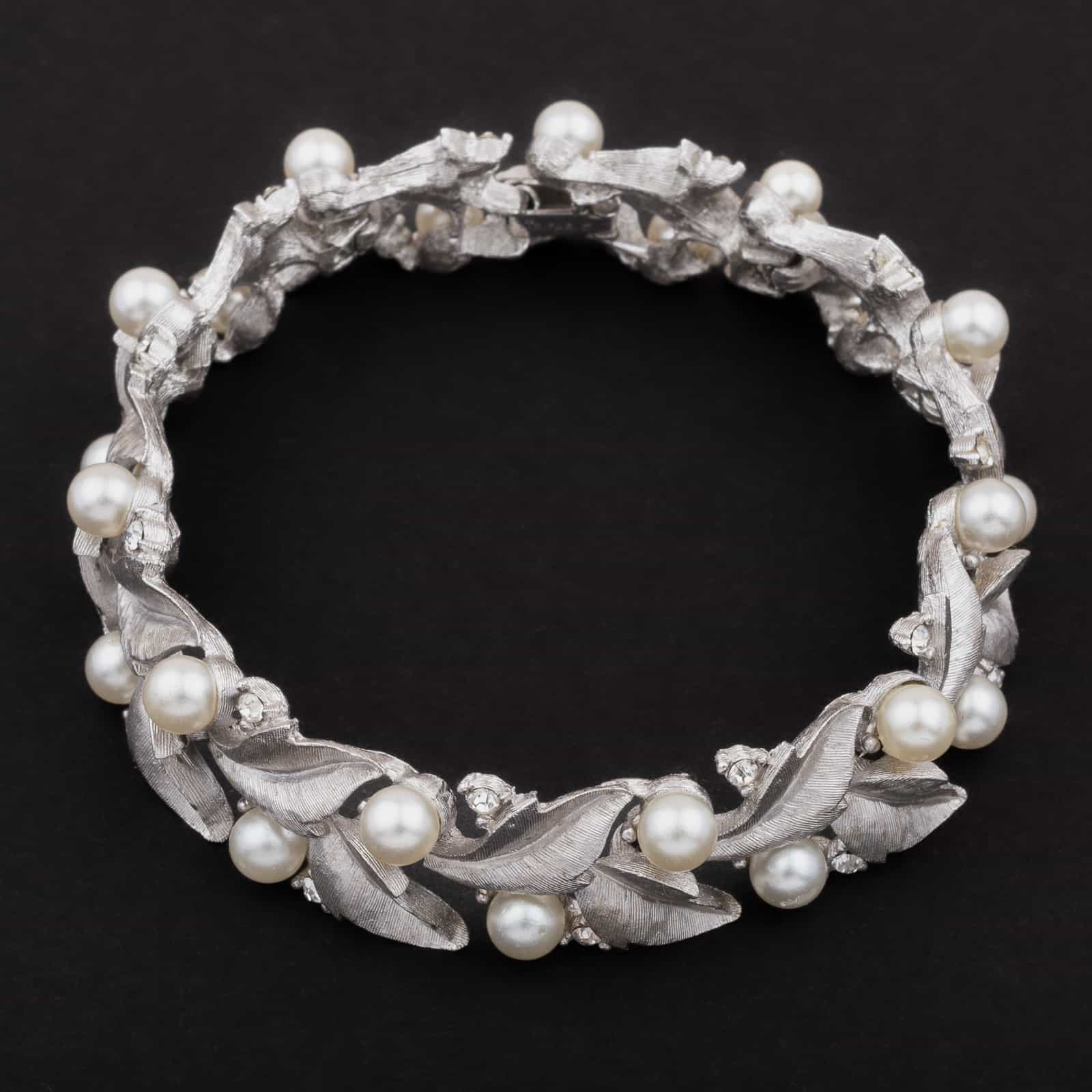 Trifari pearl bracelet hotsell