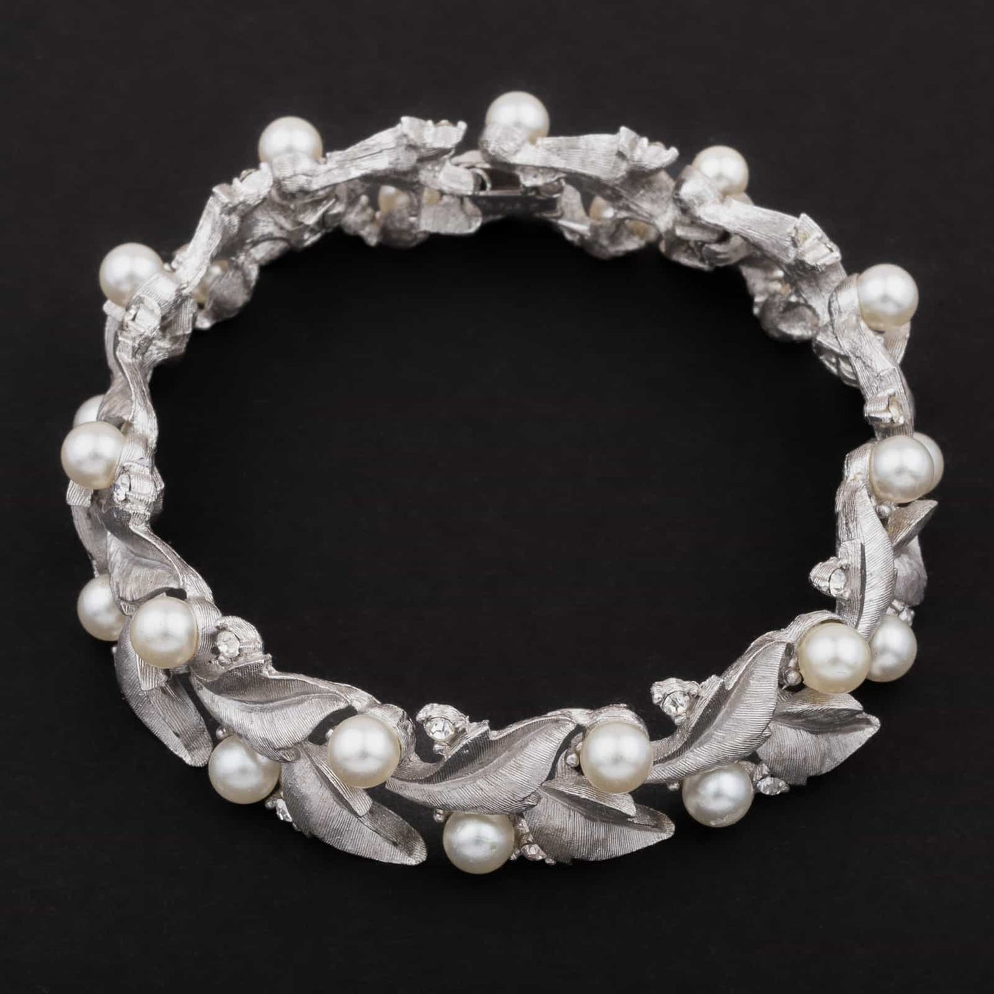 Trifari-silberfarbenes-Armband-mit-Perlen-und-Strass