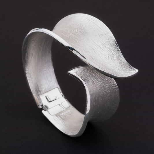 Trifari-silberfarbener-Armreif-im-Blatt-Design