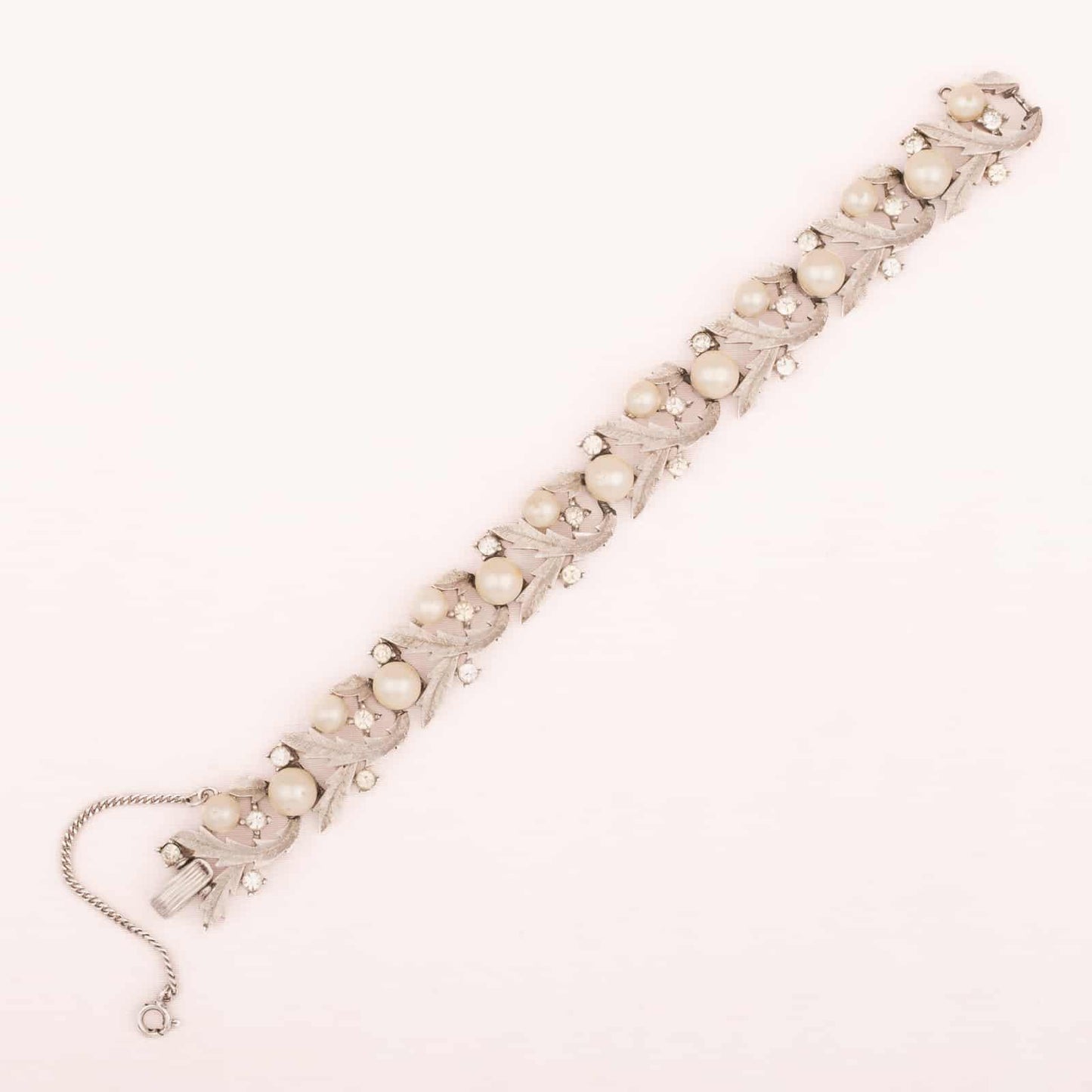 Trifari-silberfarbenes-Armband-mit-Perlen-und-Strass