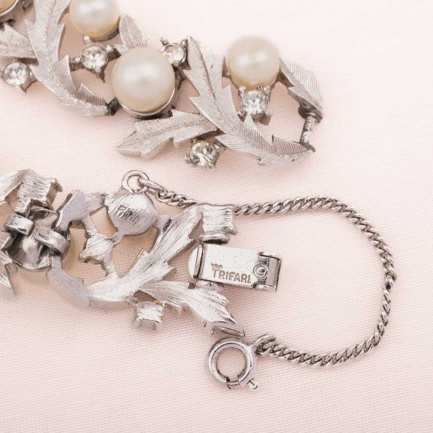 Trifari-silberfarbenes-Armband-mit-Perlen-und-Strass-Signatur
