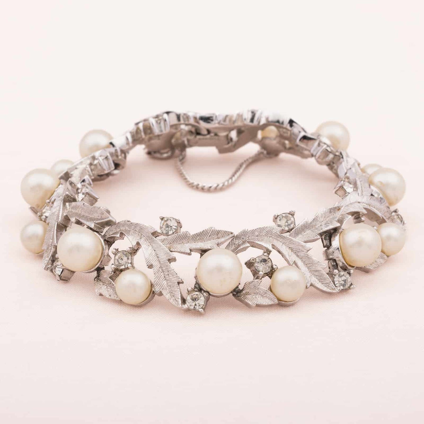 Trifari-silberfarbenes-Armband-mit-Perlen-und-Strass
